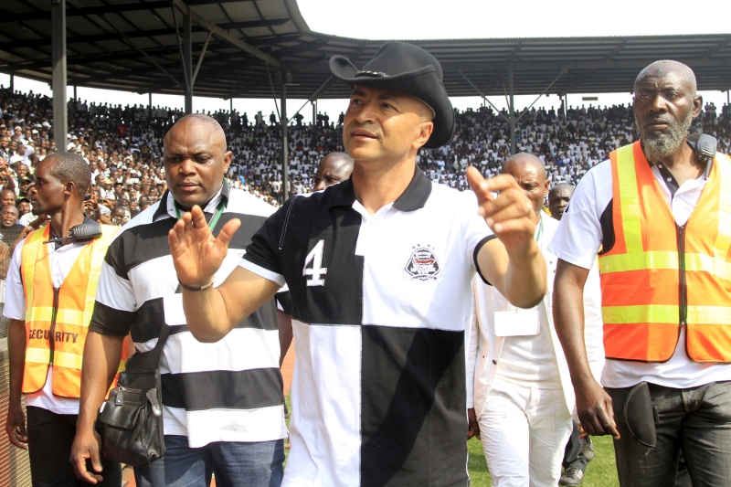 Moïse Katumbi, vêtu d'un maillot du TP Mazembe, salue les supporters dans leur stade de Lubumbashi.