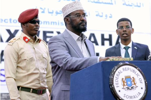 Madobe prête serment après sa réélection à la présidence du Jubaland, le 22 août 2019.