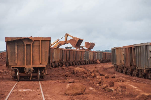 Face à la demande de bauxite, les pays voisins de la Guinée tentent de se positionner sur le marché.