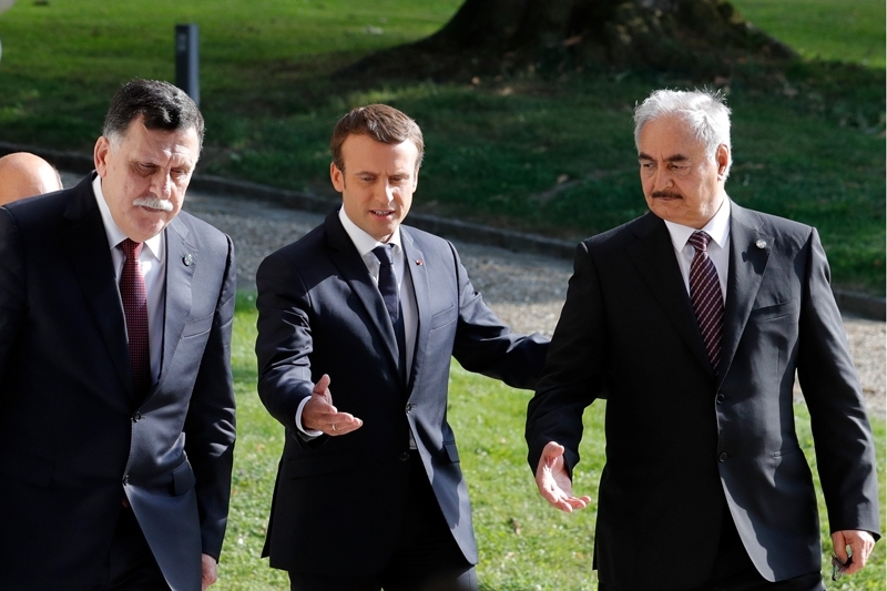  Emmanuel Macron espère réunir à nouveau Fayez Sarraj et Khalifa Haftar en vue d'élections générales