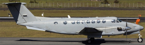 Un Beechcraft 350 est stationné sur l'aéroport militaire d'Al-Khadim.