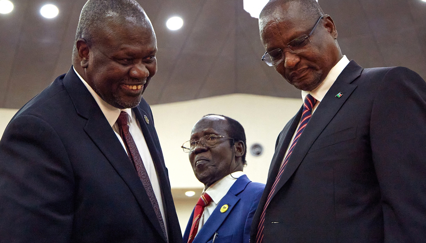 Au centre, le second vice-président James Wani Igga, avec à sa droite le premier vice-président Riek Machar et à sa gauche le troisième vice-président Taban Deng Ga, le 22 février 2023, à Djouba, au Soudan du Sud.