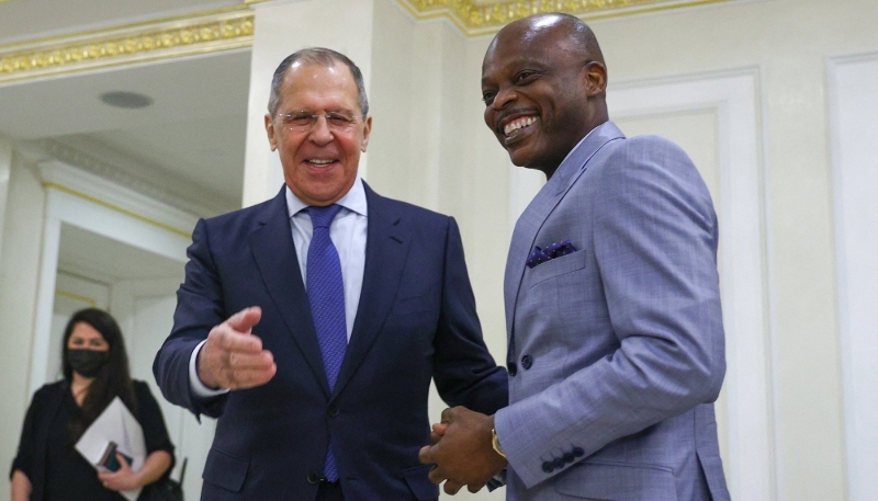 Le ministre russe des affaires étrangères, Sergueï Lavrov, avec son homologue togolais, Robert Dussey, à Saint-Pétersbourg, le 16 février 2021.