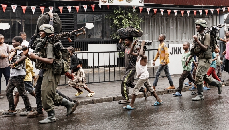 Des membres du groupe armé M23 marchent dans une rue de Goma, le 27 janvier 2025.