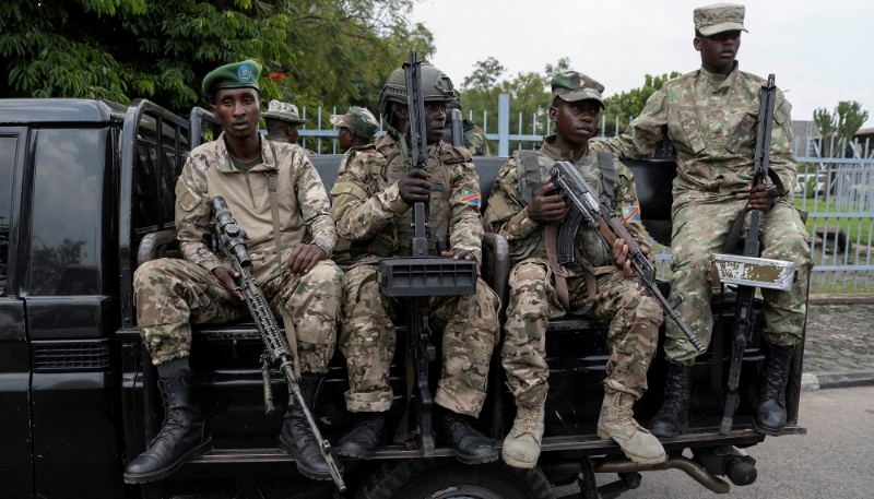 Des rebelles du M23 à la frontière séparant les villes de Goma (RDC) et Gisenyi (Rwanda), le 1er mars.