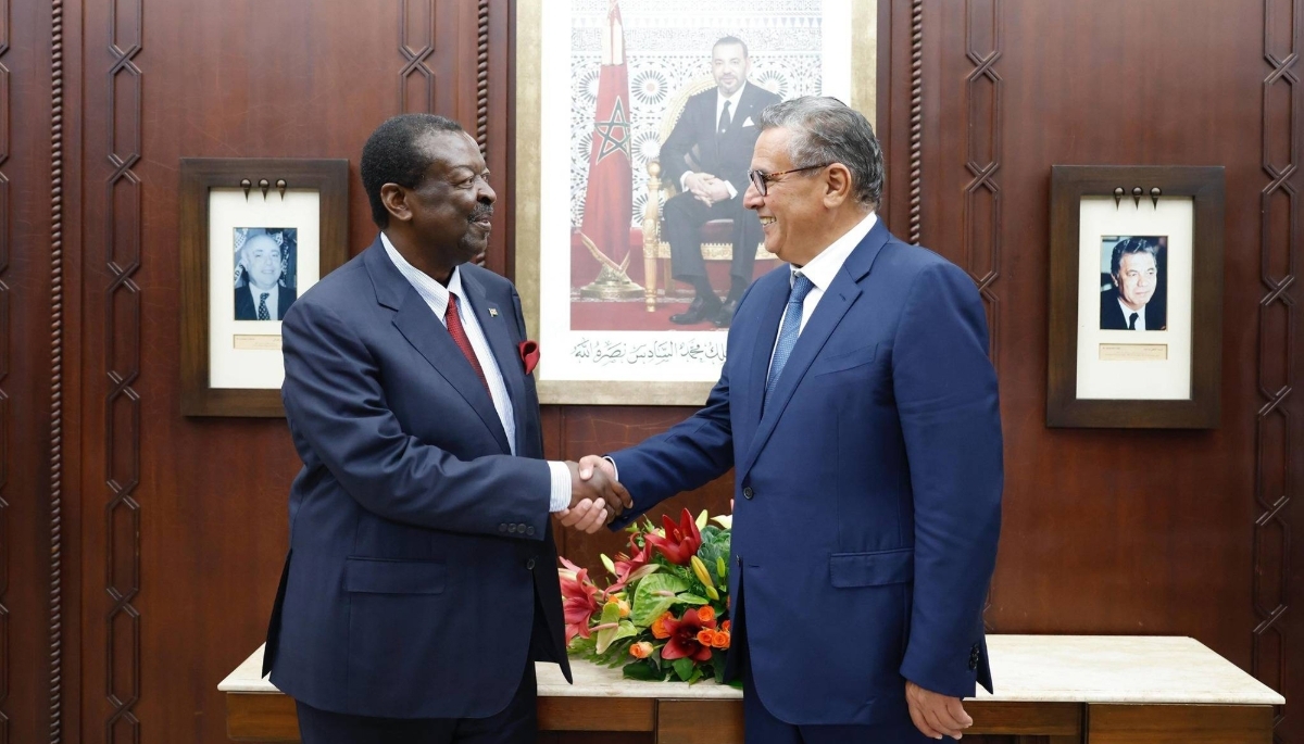 Le ministre kényan des affaires étrangères, Musalia Mudavadi, et le chef du gouvernement marocain, Aziz Akhannouch, à Rabat, le 27 mai 2025.