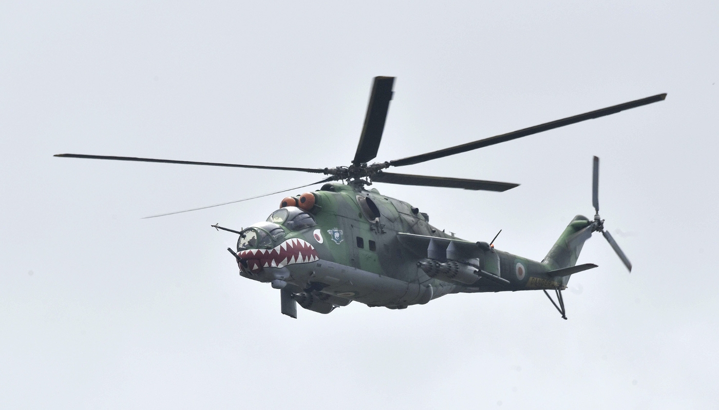 Un hélicoptère Mi-24 lors des célébrations du 64e anniversaire de l'indépendance de la Côte d'Ivoire, à Bassam, le 7 août 2024.
