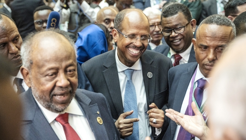 Le nouveau président de la Commission de l'UA, Mahmoud Ali Youssouf (au centre), et Ismaïl Omar Guelleh (à gauche) à Addis-Abeba, le 15 février 2025.