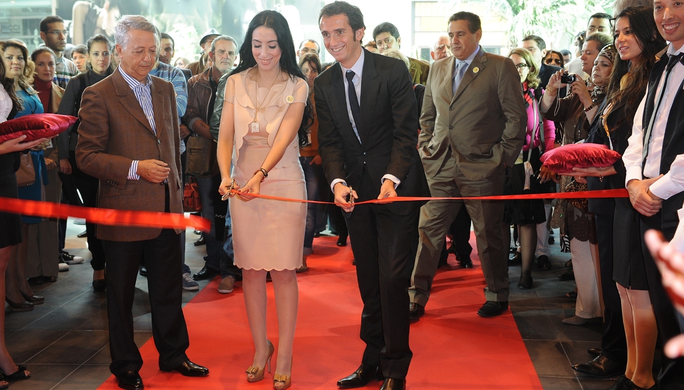 Salwa Idrissi Akhannouch inaugure un magasin Fnac au Morocco Mall en 2011, entourée du maire de Casablanca Mohamed Sajid (à g.) et d'Alexandre Bompard (à d.), le patron de la Fnac.