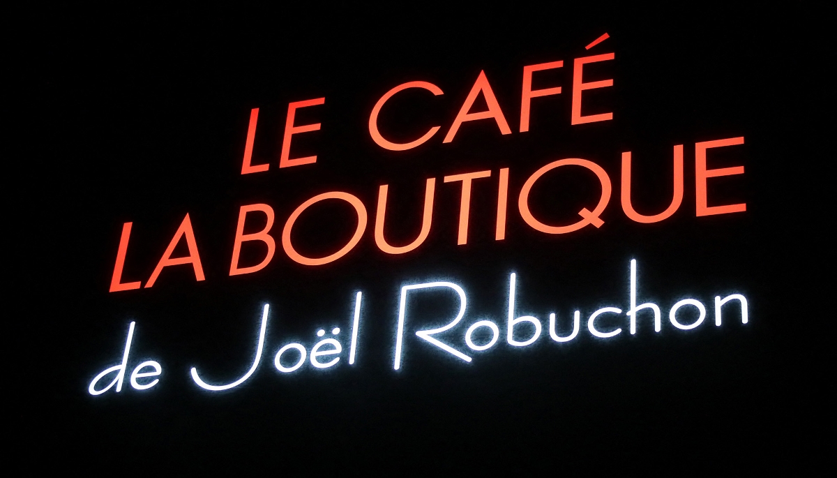 Une enseigne de la marque Joël Robuchon, à Tokyo, en 2022.
