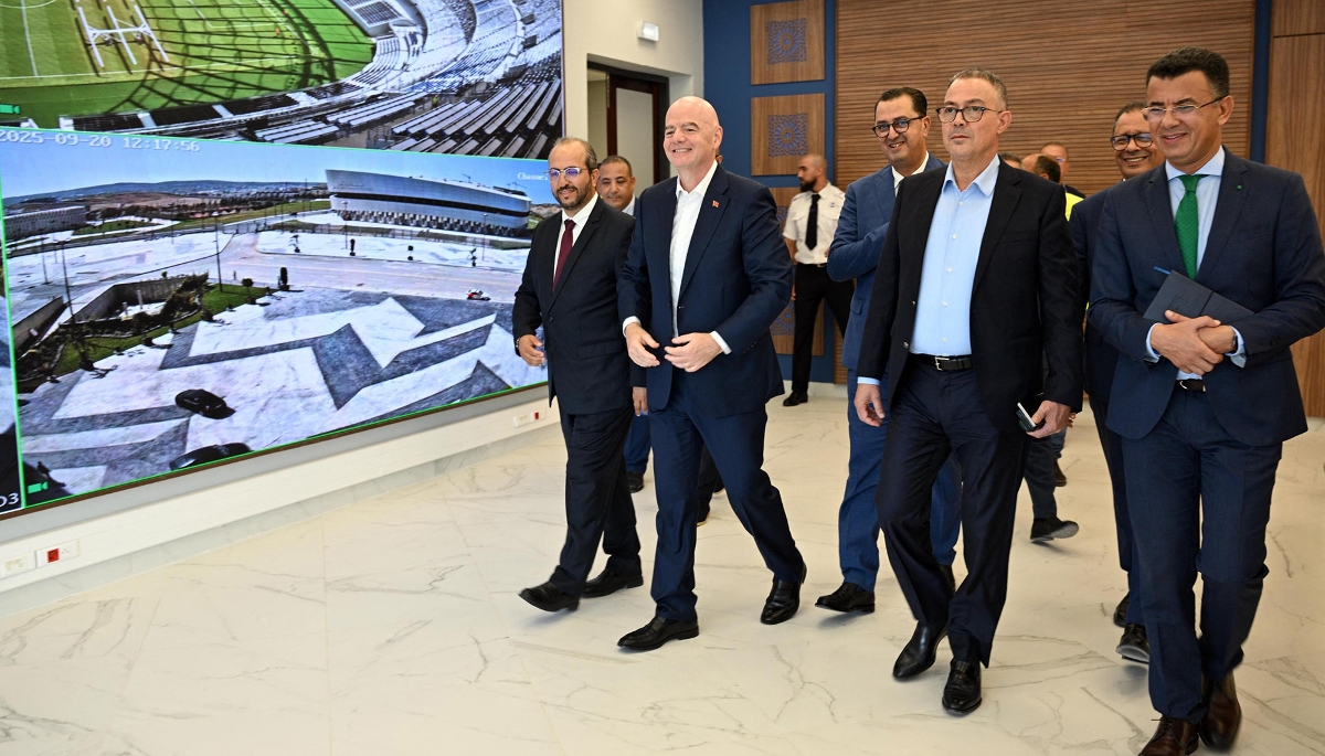 Accompagné par Fouzi Lekjaâ (au centre), le président de la Fifa Gianni Infantino (2e à gauche) visite les installations du Grand Stade de Tanger, au Maroc, le 20 septembre 2025.