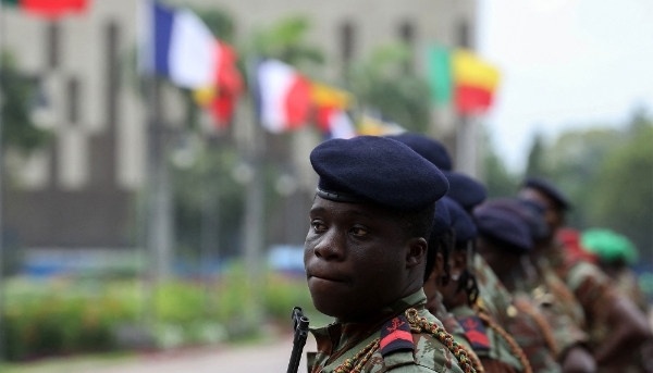 Des soldats béninois devant la cour du palais présidentiel de la Marina, à Cotonou.