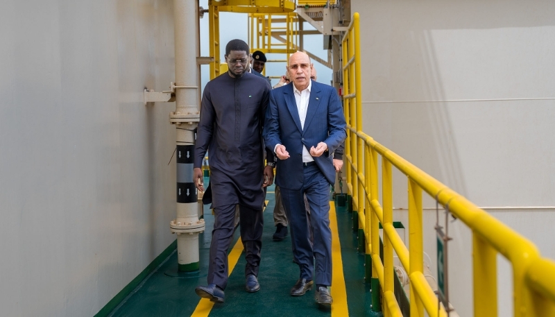 Le président sénégalais Bassirou Diomaye Faye et son homologue mauritanien, Mohamed Ould Ghazouani, visitent la plateforme de Grand Tortue Ahmeyim au large de Saint-Louis, 22 mai 2025.