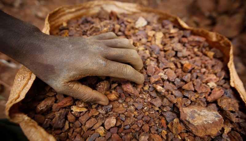 Un mineur d'or montre un sac contenant le précieux minerai récemment extrait, à Macalder, au Kenya, le 29 février 2016.