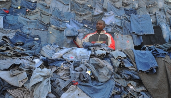Un vendeur de vêtements de seconde main au marché de Gikomba, à Nairobi, le 25 juin 2012.