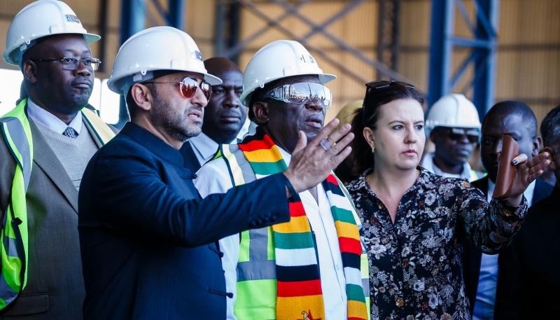 Zunaid Moti (à gauche) aux côtés du président zimbabwéen Emmerson Mnangagwa à Kwekwe, Zimbabwe, en 2018.