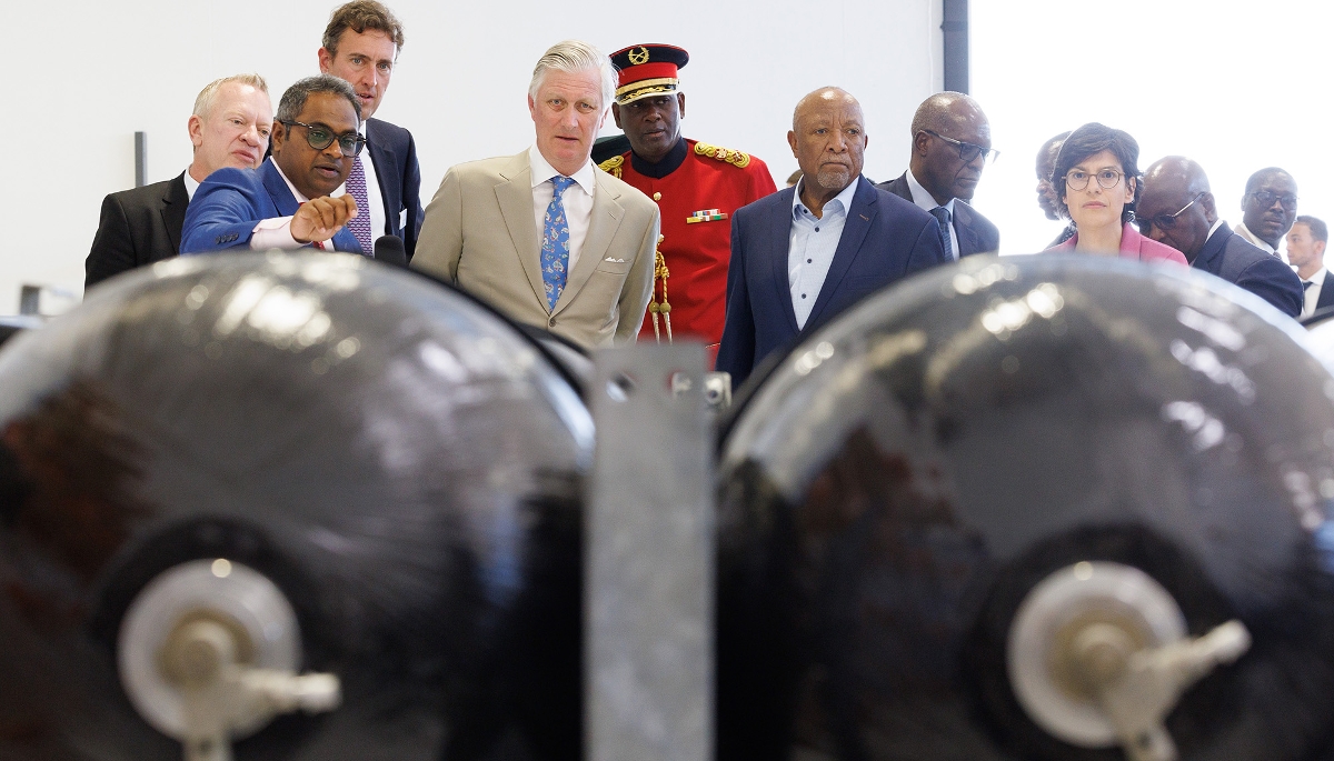 Le roi Philippe de Belgique et le président namibien de l'époque, Nangolo Mbumba, accompagnés d'autres officiels, sur le site de Walvis Bay, en Namibie, le 2 mai 2024.
