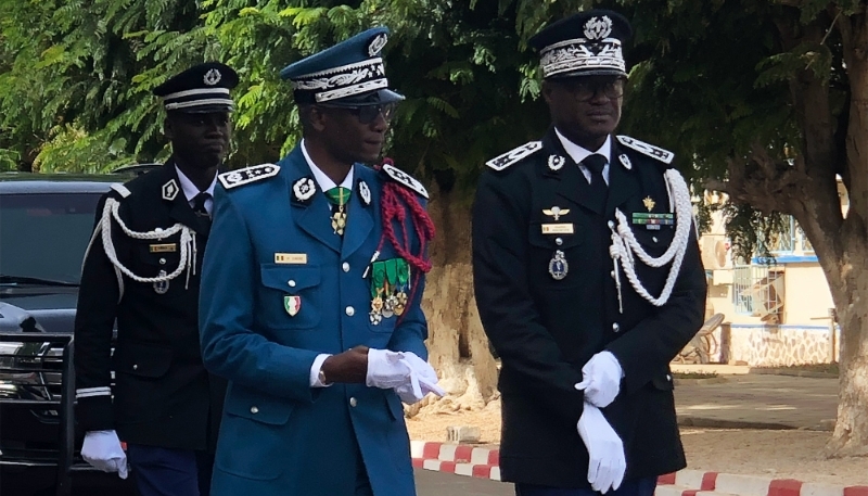 Le général Martin Faye, haut commandant de la gendarmerie, lors de la cérémonie d'investiture du nouveau DGPN, Mame Seydou Ndour (au centre), jeudi 6 juin, à Dakar.