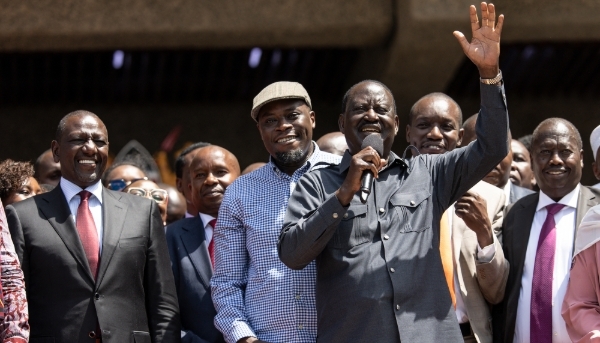 Le président kényan, William Ruto (à g.) et l'ex-opposant devenu allié, Raila Odinga (main levée), à Nairobi, le 7 mars 2025.