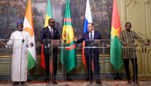 De gauche à droite : les ministres des affaires étrangères nigérien, Bakary Yaou Sangaré, malien, Abdoulaye Diop, russe, Sergueï Lavrov, et burkinabè, Karamoko Jean-Marie Traoré, à Moscou, le 3 avril 2025.