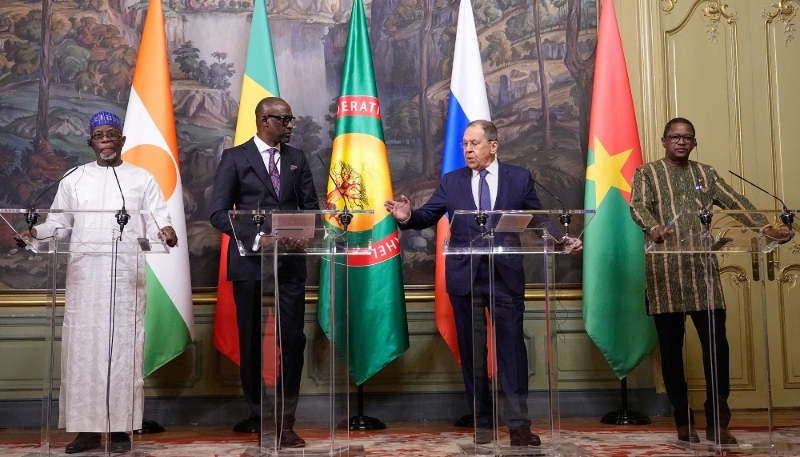De gauche à droite : les ministres des affaires étrangères nigérien, Bakary Yaou Sangaré, malien, Abdoulaye Diop, russe, Sergueï Lavrov, et burkinabè, Karamoko Jean-Marie Traoré, à Moscou, le 3 avril 2025.