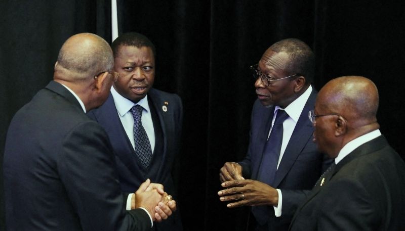 L'ex-premier ministre ivoirien Patrick Achi, le président togolais, Faure Gnassingbé, le président béninois, Patrice Talon, et le président ghanéen, Nana Akufo-Addo, lors du sommet de l'Initiative d'Accra, le 22 novembre 2022.