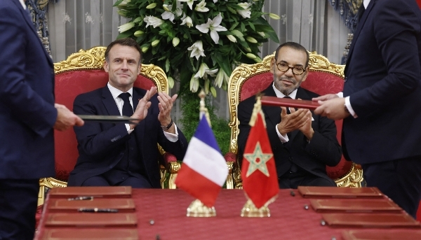 Emmanuel Macron et Mohammed VI lors d'une cérémonie de signature de contrats au Palais royal de Rabat, le 28 octobre 2024.