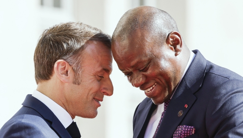 Emmanuel Macron accueille Brice Clotaire Oligui Nguema au 19e Sommet de la Francophonie, à Villers-Cotterêts, le 4 octobre 2024.