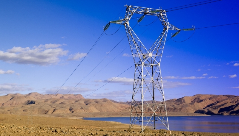 Une ligne à haute tension dans la province d'Errachidia, dans l'est du Maroc.