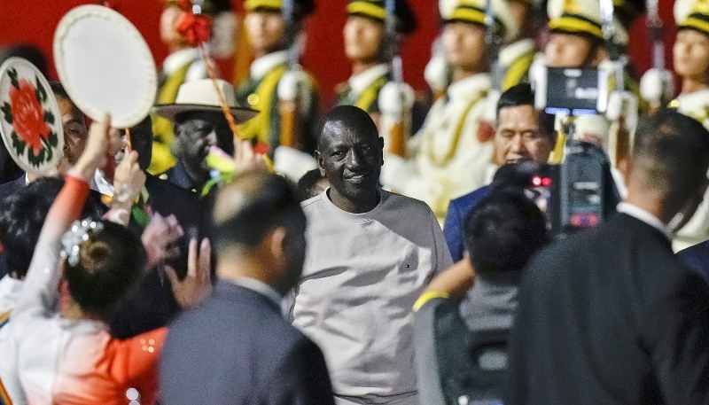 William Ruto à son arrivée à l'aéroport de Pékin, le 2 septembre 2024, en amont du Forum on China-Africa Cooperation (Focac).