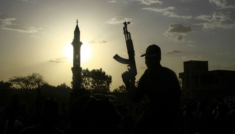 Un combattant loyal à Abdel Fattah al-Burhan lors d'une cérémonie militaire à Al-Qadarif, dans le sud-est du Soudan, le 27 mai 2024.