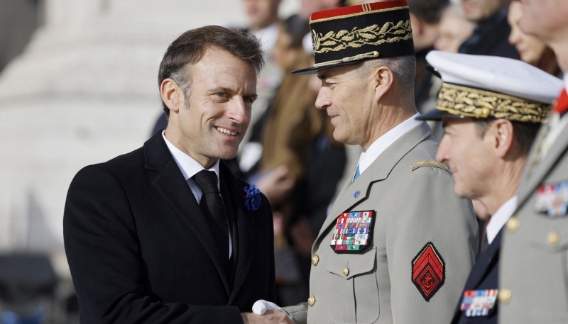 Emmanuel Macron avec le chef d'état-major des armées, le général Thierry Burkhard, à Paris, le 11 novembre 2023.