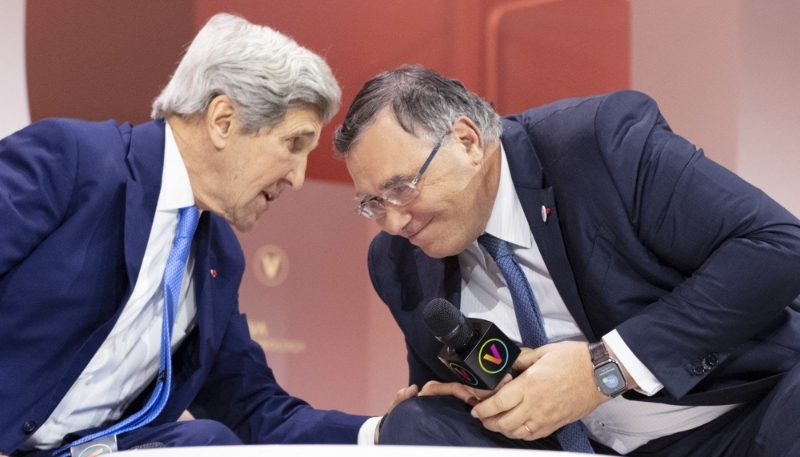 L'ancien secrétaire d'État américain John Kerry et Patrick Pouyanné lors de la 8e édition du salon VivaTech, à Paris, le 23 mai 2024.