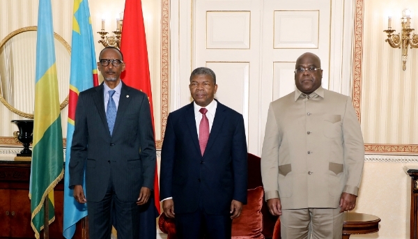 Paul Kagame, João Lourenço et Félix Tshisekedi lors d'une rencontre à Luanda, le 6 juillet 2022.