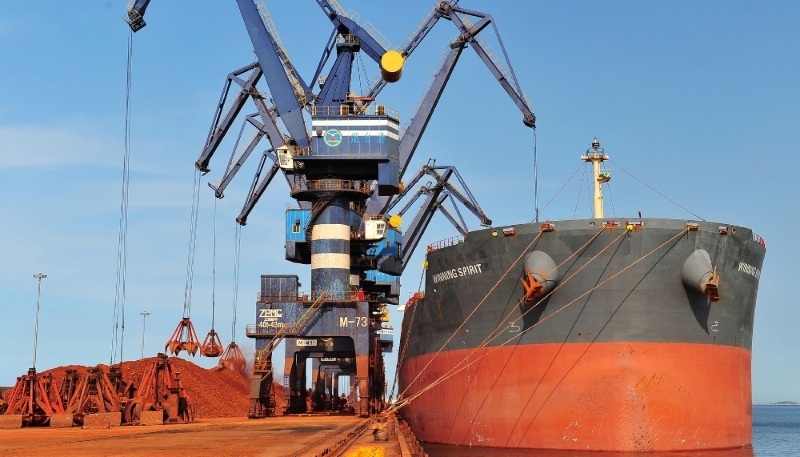 Un bateau décharge de la bauxite en provenance de Guinée dans le port de Yantai, en Chine, en 2017.