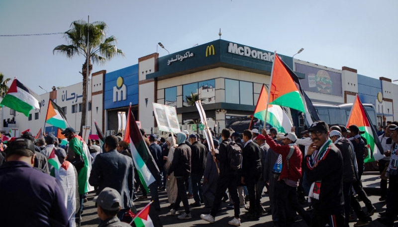 Une manifestation en soutien à la cause palestinienne passe devant un restaurant McDonald's, le 26 novembre, à Casablanca.