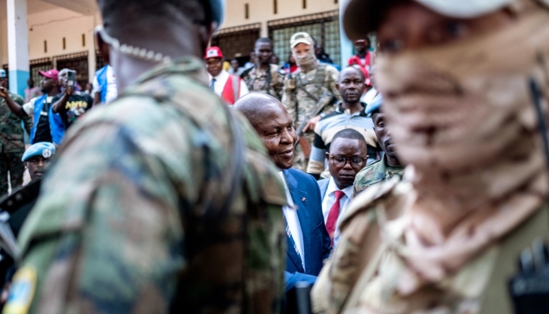 Le président Faustin-Archange Touadéra vote pour le référendum constitutionnel, à Bangui, le 30 juillet 2023.