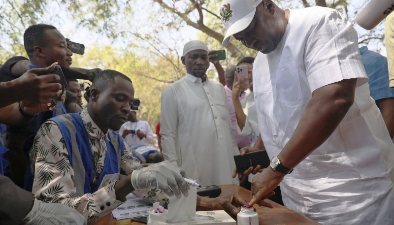 John Mahama vote le 7 décembre 2024 à Bole, dans le nord-ouest du Ghana.