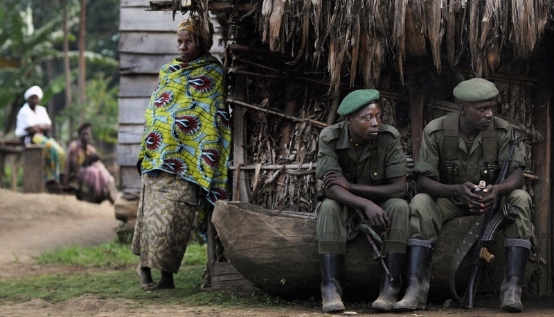 Des soldats des Forces démocratiques de libération du Rwanda (FDLR) sur une base à Lushebere, à 50 km au nord-est de Goma, le 26 novembre 2008.