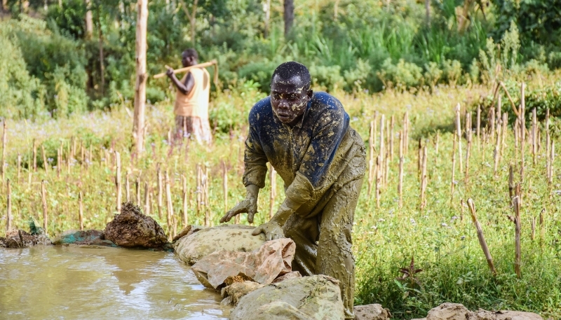 Un orpailleur artisanal dans la province de Kakamega, au Kenya, en 2018.