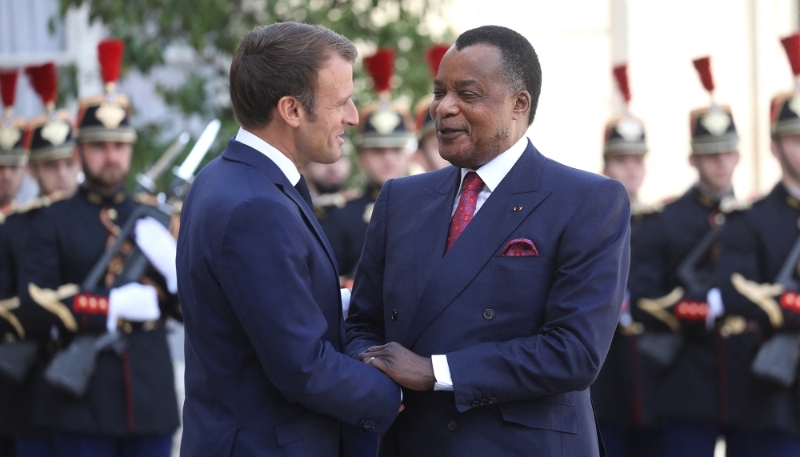 Le président français Emmanuel Macron (à g.) et son homologue congolais Denis Sassou-Nguesso (à dr.) le 3 septembre 2019, au palais de l'Élysée, à Paris, en France.