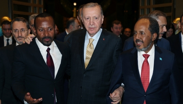 De gauche à droite : le premier ministre éthiopien, Abiy Ahmed, le président turc Recep Tayyip Erdogan, et le président somalien, Hassan Sheikh Mohamoud, à Ankara, le 11 décembre 2024.