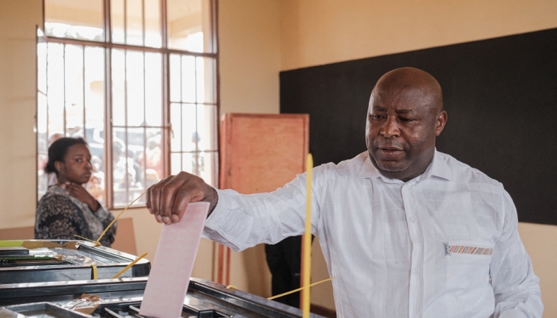 Évariste Ndayishimiye dépose son bulletin de vote aux élections législatives, à Gitega, le 5 juin 2025.