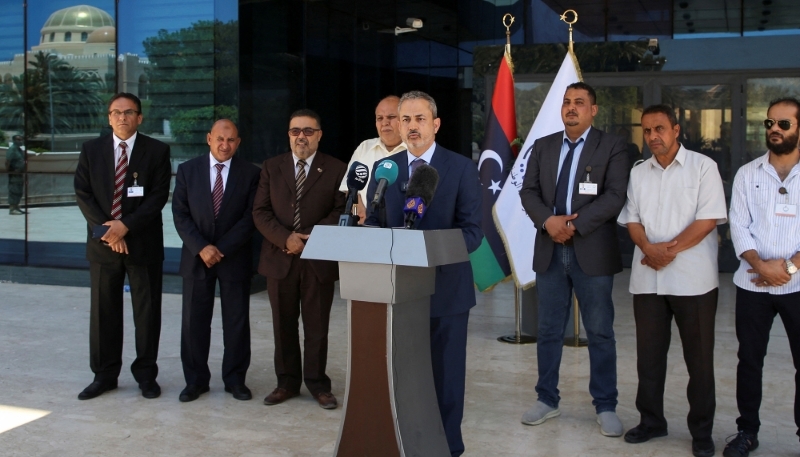 Farhat Omar Bengdara, patron de la National Oil Corp, devant les locaux de la compagnie pétrolière le 14 juillet 2022 à Tripoli, en Libye.