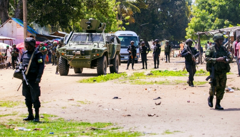 Des policiers mozambicains accompagnés de soldats des unités spéciales rwandaises de lutte contre le terrorisme à Palma, au Mozambique, le 18 décembre 2023.