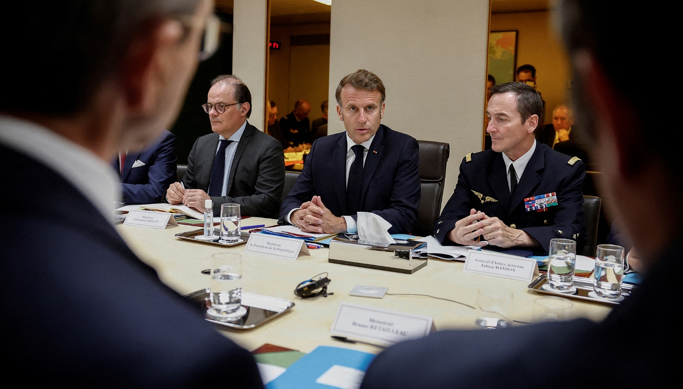 Le chef d'état-major des armées, Fabien Mandon (à dr.), au côté du président Emmanuel Macron, à Paris, le 22 juin 2025.