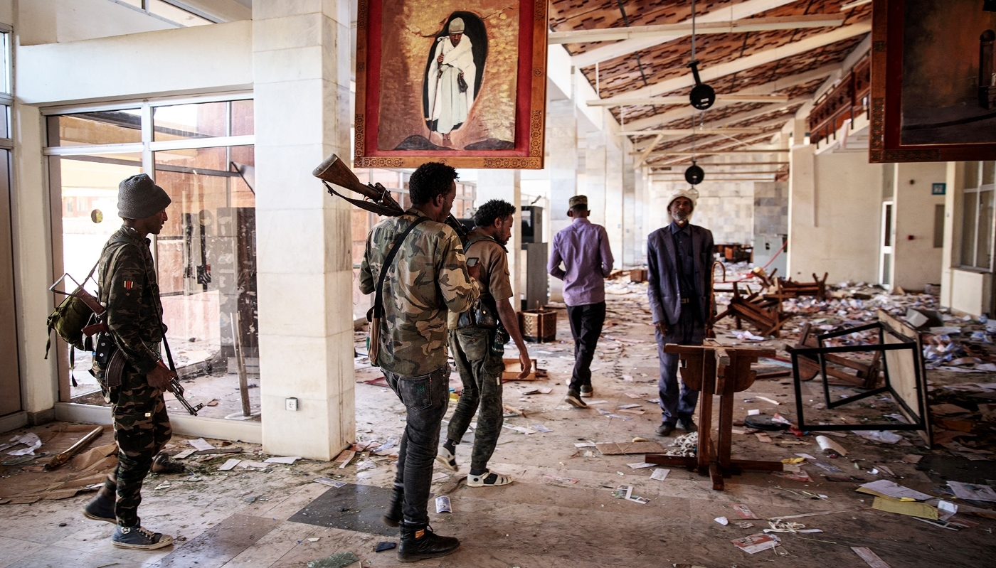 Des miliciens Fano à l'aéroport de Lalibela, au nord de l'Éthiopie, le 7 décembre 2021.