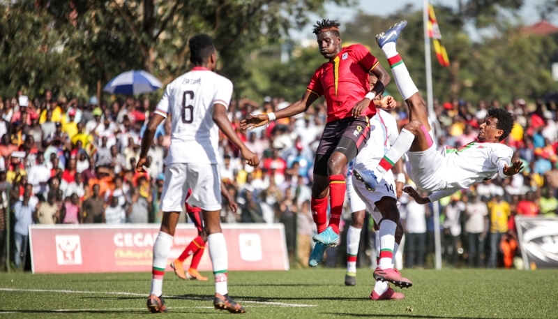 L'équipe nationale de football érythréenne, en blanc, affronte celle de l'Ouganda, en rouge, à Kampala, le 19 décembre 2019.