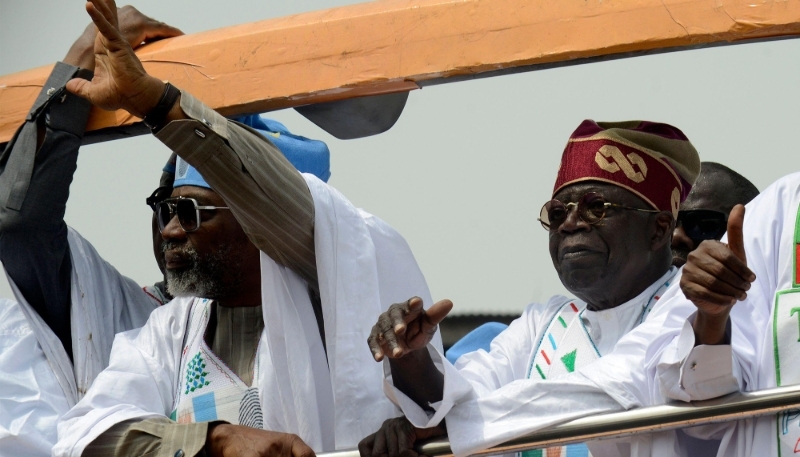 Femi Gbajabiamila et Bola Tinubu, dans un bus de campagne à Lagos, mardi 21 février 2023.