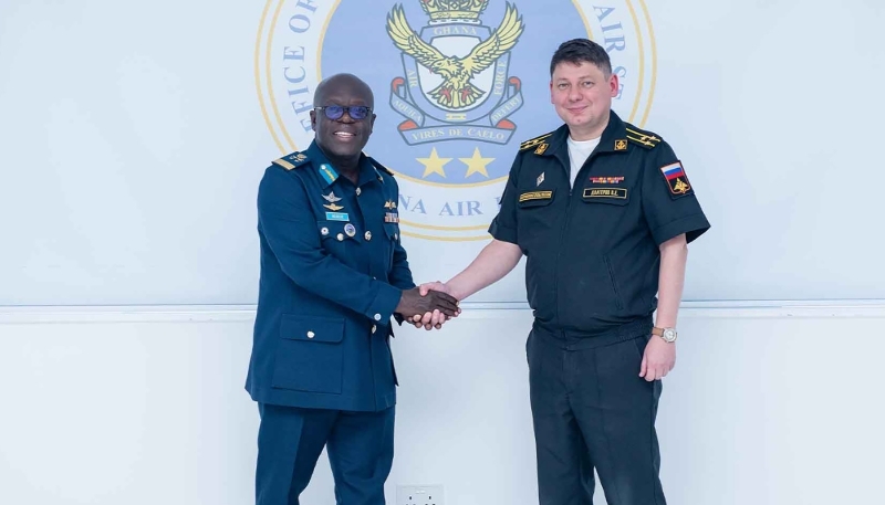 L'Air Vice Marshall Frederick Asare Bekoe et le nouvel attaché de défense russe au Ghana, le capitaine Victor Dolgerov, le 10 juillet, à Accra.